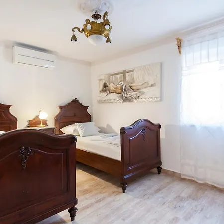 Dunatic Villa *